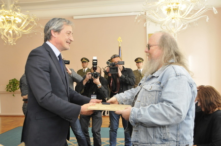 Dekret a odznak z rukou ministra obrany přebírá František Stárek za protikomunistickou činnost v zahraničí