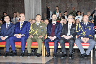 Čelní představitelé resortu, v zelené uniformě generál Kříž