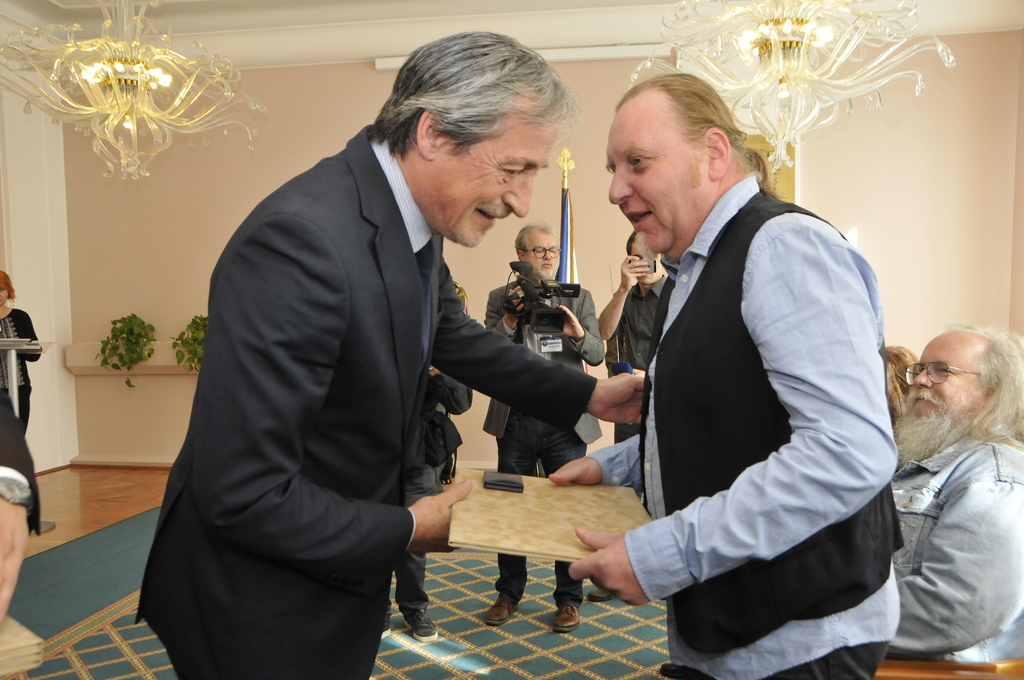 Oliver Malina získal pamětní dekret a odznak za podíl na rozšiřování samizdatových tiskovin Vokno a Lidové noviny