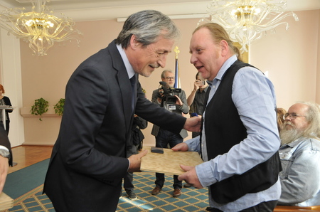 Oliver Malina získal pamětní dekret a odznak za podíl na rozšiřování samizdatových tiskovin Vokno a Lidové noviny