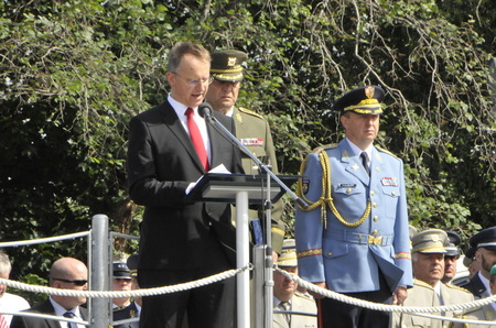 Den ozbrojených sil na pražském Vítkově zpestřil přelet vojenských letounů