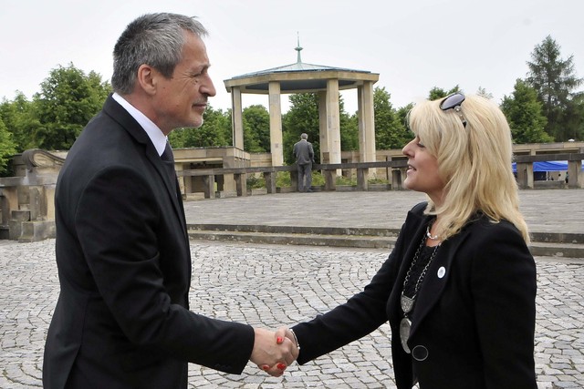 Ministra obrany v Lidicích přivítala starostka Veronika Kellerová