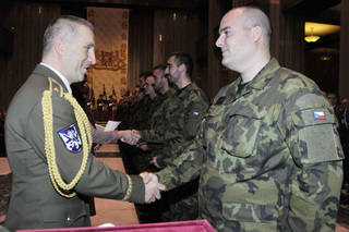 Náčelník Vojenské policie brigádní generál Pavel Kříž oceňuje absolventy Odborného základního kurzu Vojenské policie