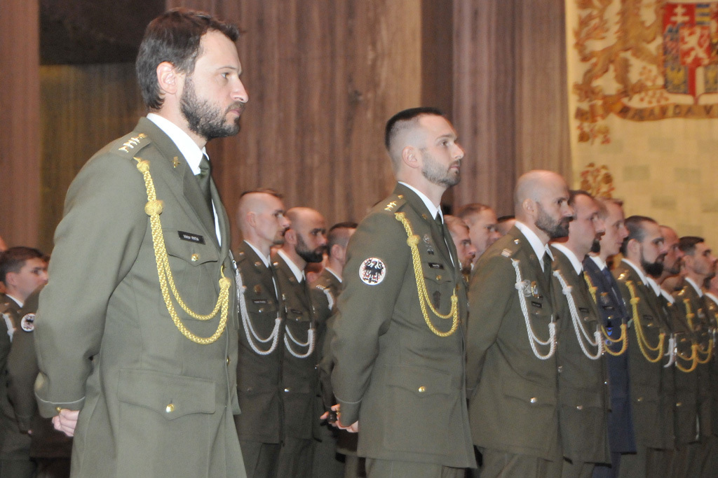 Mezi nastoupenými vojáky byl také velitel 10. strážní roty BAF kapitán Viktor Patia a nadporučík Daniel Píša (vpředu)