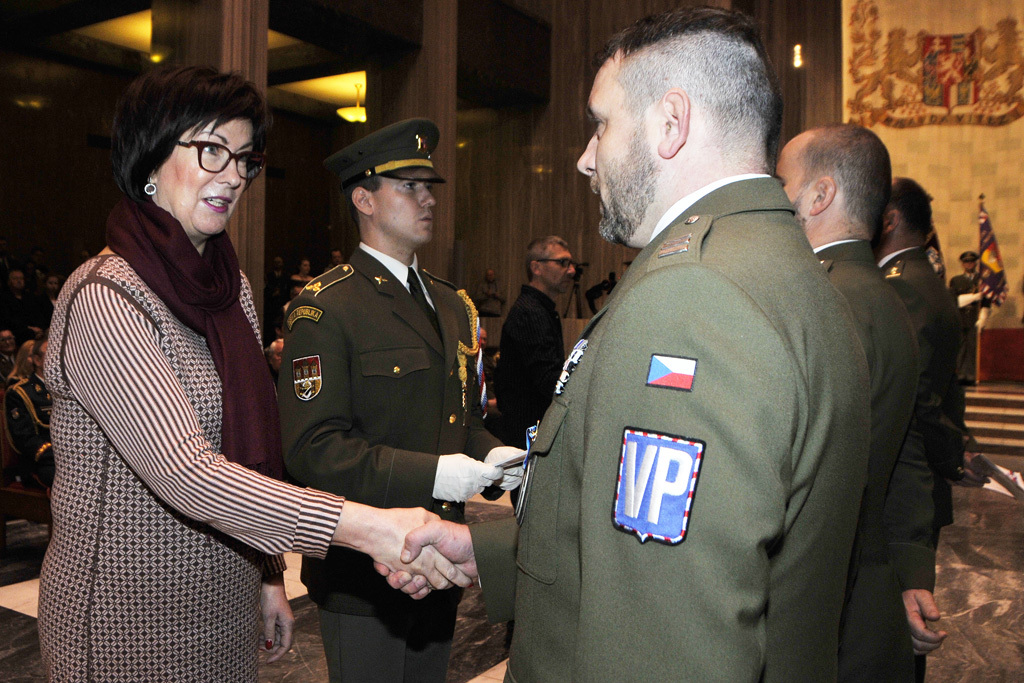 Náměstkyně ministra obrany Alena Netolická při oceňování na Vítkově