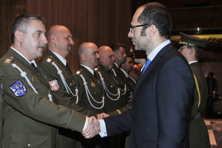 Náměstek ministra obrany Pavel Beran předává ocenění vojenským policistům, kteří se významnou měrou podíleli na rozvoji a podpoře Vojenské policie