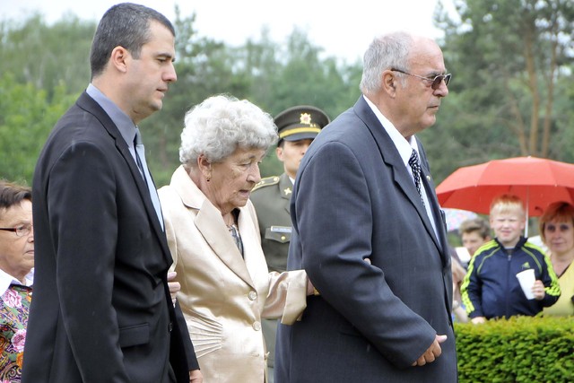 Marie Šupíková, jedna z mála, která Lidice přežila, jako desetiletá byla vybrána na poněmčení