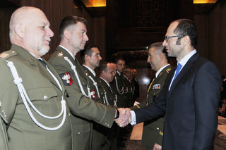 Náměstek ministra obrany Pavel Beran a brigádní generál Pavel Kříž předává ocenění vojenským policistům, kteří se významnou měrou podíleli na rozvoji a podpoře Vojenské policie