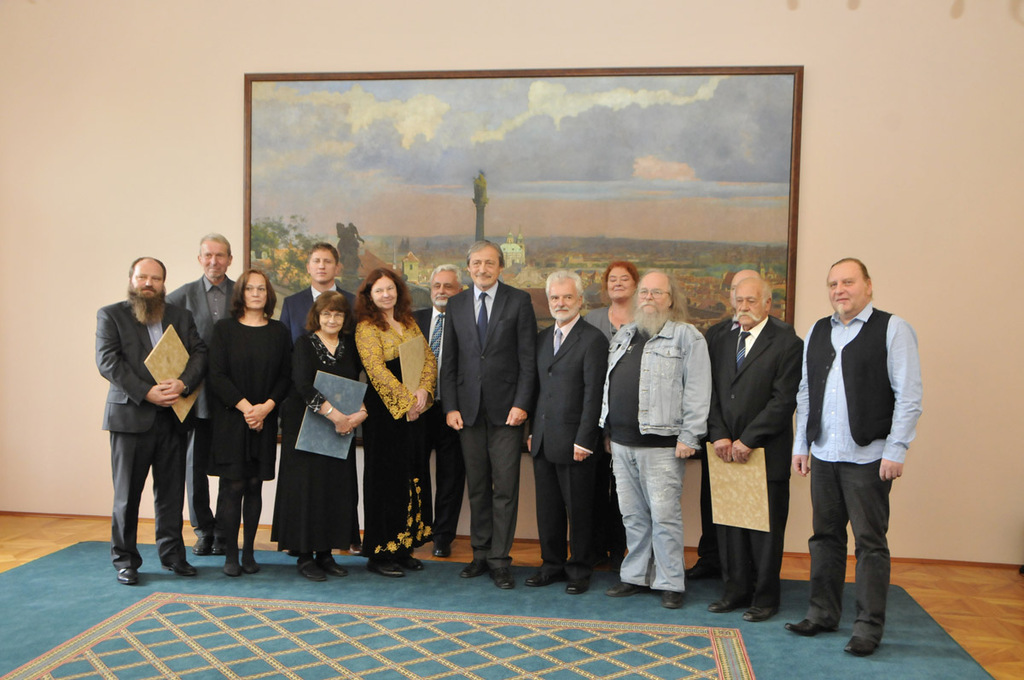 Společná fotografie oceněných a ministra obrany