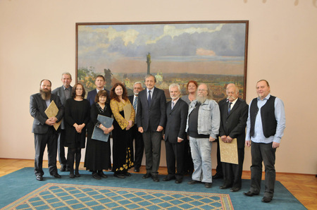 Společná fotografie oceněných a ministra obrany