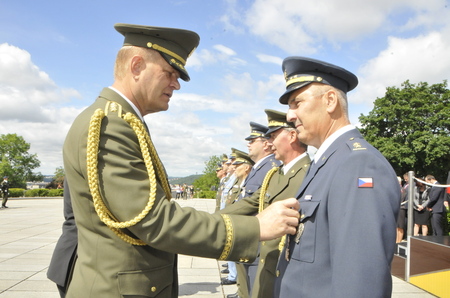 Armádní generál Josef Bečvář udílí čestný odznak AČR za Zásluhy II. stupně za dlouhodobé dosahování výtečných výsledků ve služební a pracovní činnosti