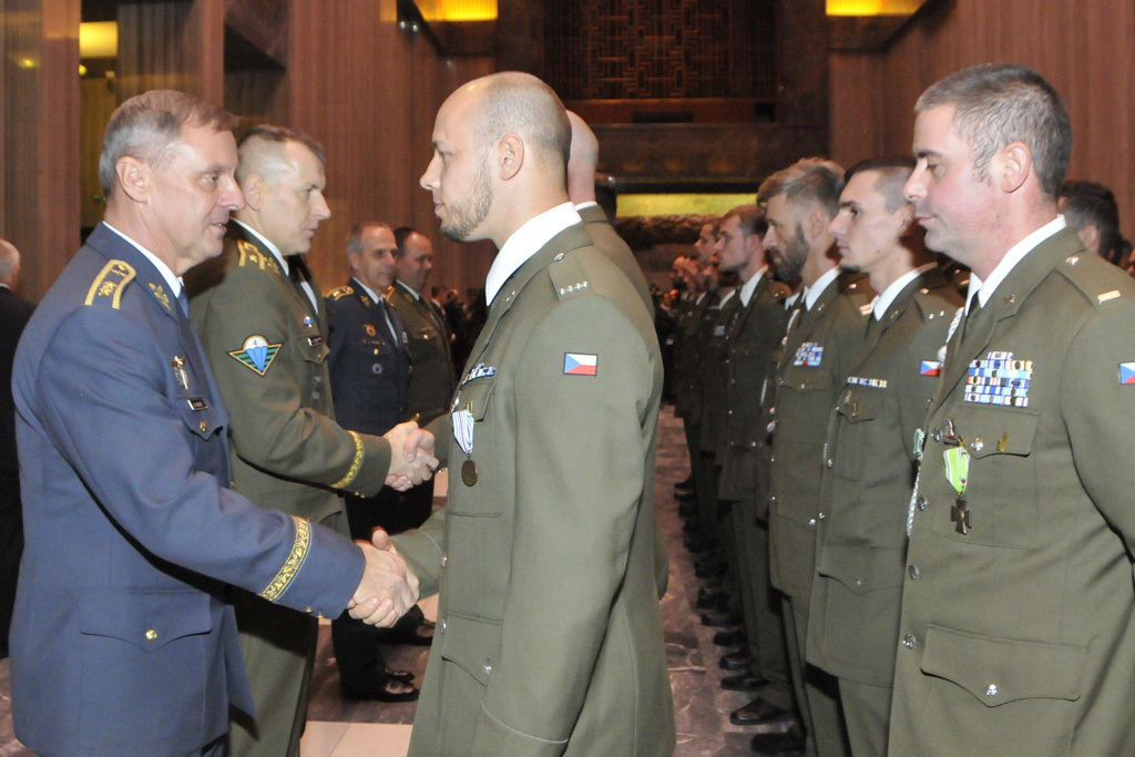 Vojákům gratuluje generálmajor Jiří Verner a brigádní generál Miroslav Hlaváč