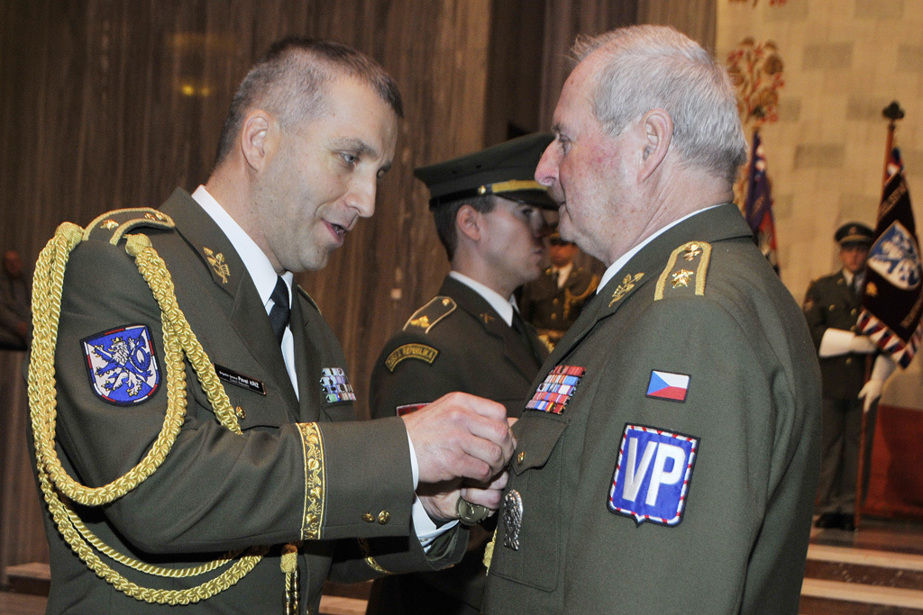 Brigádní generál Pavel Kříž oceňuje prvního náčelníka Vojenské policie generálmajora Jiřího Šrámka