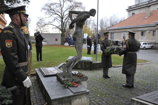 Vzpomínkové setkání k 17. listopadu pokračovalo v ruzyňských kasárnách 