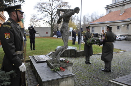 Vzpomínkové setkání k 17. listopadu pokračovalo v ruzyňských kasárnách 