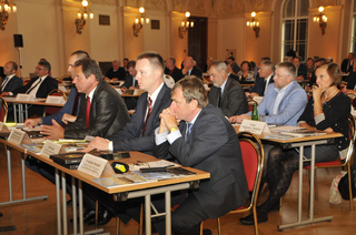 Zástupci zbrojních společností v auditoriu fóra