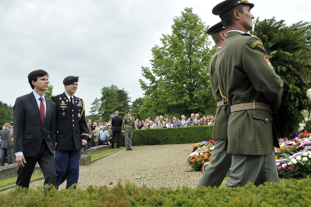 Mezi těmi, kteří uctili památku obětí, byli také zástupci čtyř desítek zahraničních zastupitelských úřadů - včetně USA