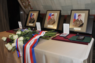 Pietní místo s oceněními pro štábní praporčíky in memoriam Kamila Beneše, Patrika Štěpánka a Martina Marcina