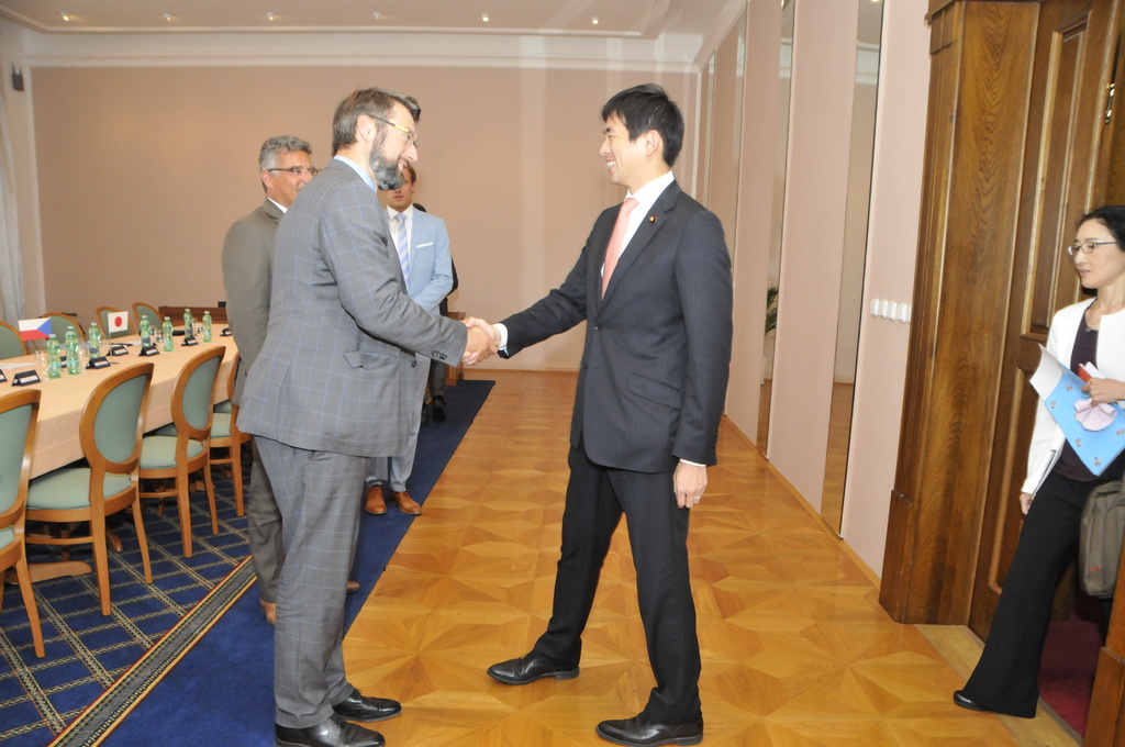 Náměstek Ministerstva obrany Jakub Landovský se vítá s japonským Parlamentním viceministrem pro obranu  Takayuki Kobayashi