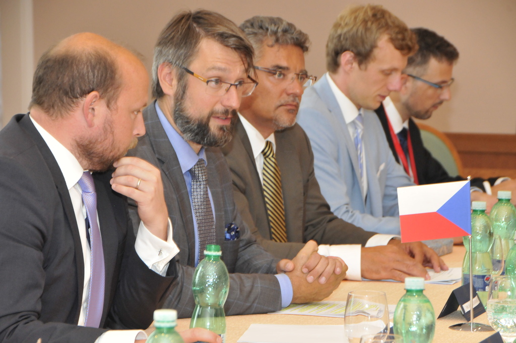 Náměstek ministra obrany Jakub Landovský pří jednání