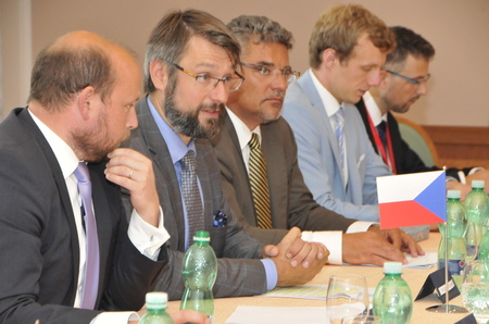 Náměstek ministra obrany Jakub Landovský pří jednání