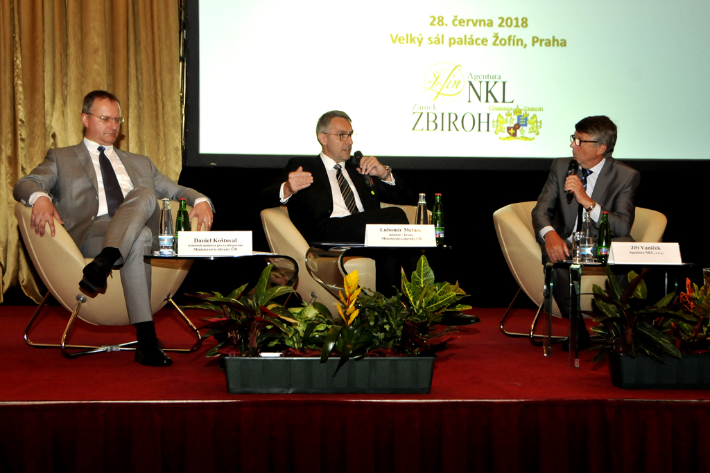 Ministr obrany Lubomír Metnar na Žofínském fóru diskutoval se zástupci zbrojních společností