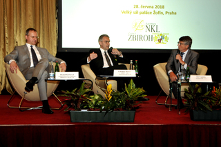 Na dotazy zástupcům zbrojních společností odpovídali za resort náměstek ministra obrany Daniel Koštoval a ministr obrany Lubomír Metnar, program řídil manažer Žofínských fór Jiří Vaníček