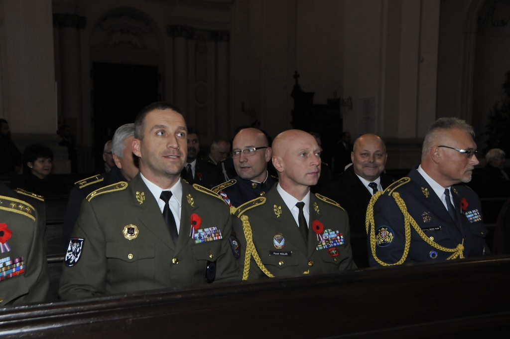 V jedné lavici vojenského kostela sv. Jana Nepomuckého v Praze usedl brigádní generál Pavel Kříž, brigádní generál Pavel Kolář a brigádní generál Jaromír Alan