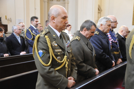Ve vojenském kostele se modlili velitel 4. brigády rychlého nasazení plukovník gšt. Roman Náhončík, velitel Pozemních sil AČR generálmajor Štefan Kaleta i velitel Vzdušných sil generálmajor Jaromír Šebesta

