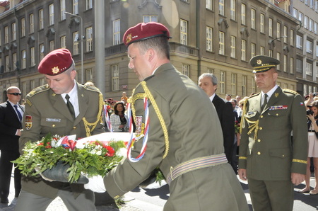 Ministr obrany Martin Stropnický a náčelník Generálního štábu AČR Josef Bečvář v Resslově ulici čekají na to, až budou moci uložit věnec parašutistům k pamětní desce.