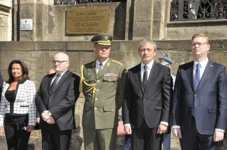 Ministr obrany Martin Stropnický a náčelník Generálního štábu AČR Josef Bečvář stojí v řadě čestných hostů před chrámem sv. Cyrila a Metoděje.