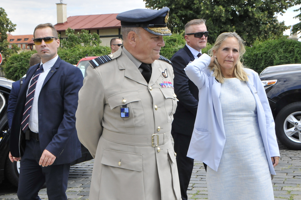 Předseda Vojenského výboru NATO Air Chief Marshal Sir Stuart Peach s manželkou na Klárově