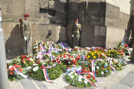Před pamětní deskou v Resslově ulici byla spousta věnců. Chodník zabraly po celé šířce.