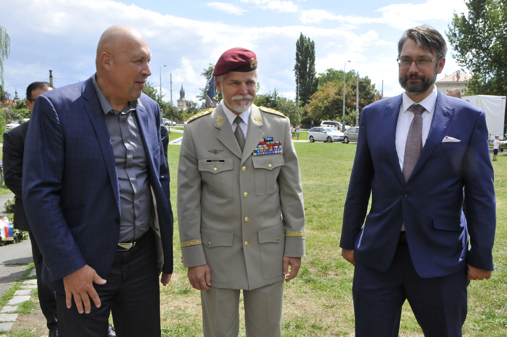Starosta Prahy 1 Oldřich Lomecký v diskusi s armádním generálem Petrem Pavlem a náměstkem ministra obrany Jakubem Landovským