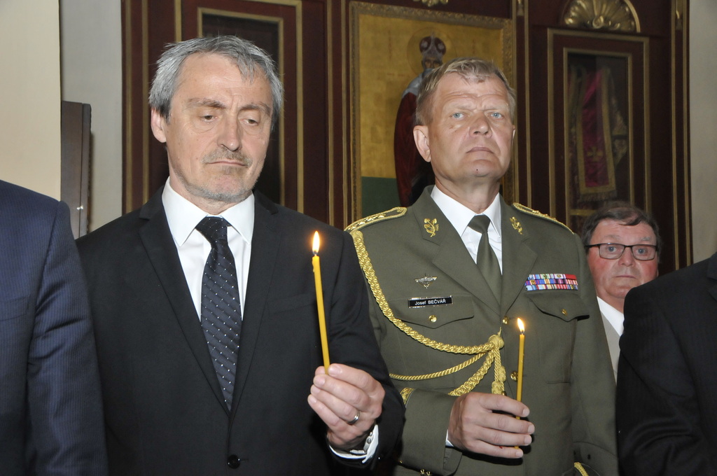 Ministr Martin Stropnický a armádní generál Josef Bečvář se svíčkou v chrámu sv. Cyrila a Metoděje.
