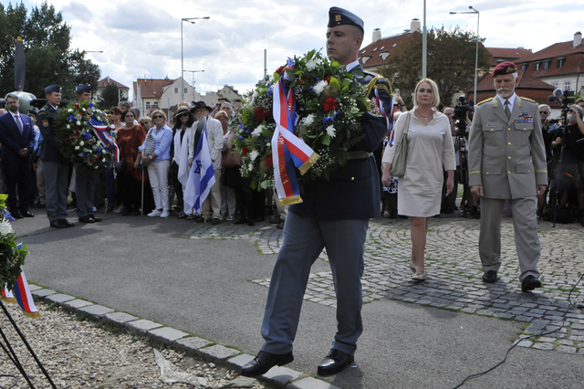 Poslankyně PČR a členka Výboru pro obranu Jana Černochová klade věnec společně s armádním generálem Petrem Pavlem, bývalým předsedou Vojenského výboru NATO