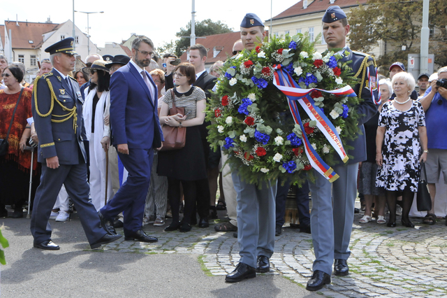 Náměstek ministra obrany Jakub Landovský a velitel Vzdušných sil AČR Petr Hromek jdou za věncem 