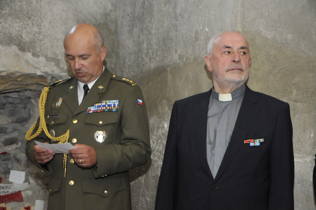 Velitel 4. brigády rychlého nasazení plukovník gšt. Roman Náhončík (vlevo) při projevu v kryptě chrámu.