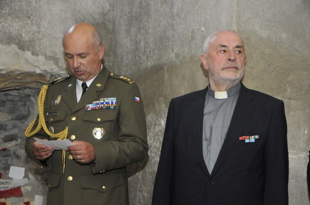 Velitel 4. brigády rychlého nasazení plukovník gšt. Roman Náhončík (vlevo) při projevu v kryptě chrámu.