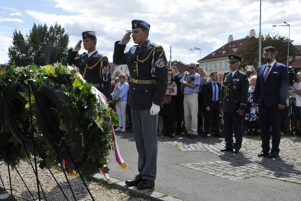 Čestná stráž salutuje před pomníkem Okřídleného lva na Klárově
