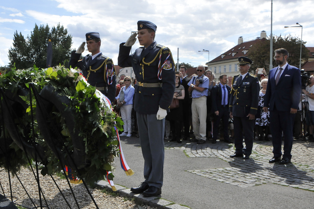 Čestná stráž salutuje před pomníkem Okřídleného lva na Klárově