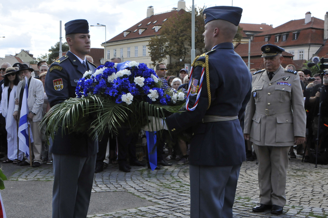 K pomníku Okřídleného lva na Klárově přichází předseda Vojenského výboru NATO Air Chief Marshal Sir Stuart Peach s manželkou