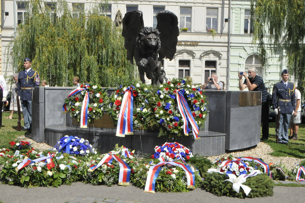 Pomník Okřídleného lva na Klárově s věnci