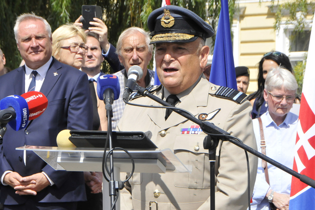 Předseda Vojenského výboru NATO Air Chief Marshal Sir Stuart Peach při projevu