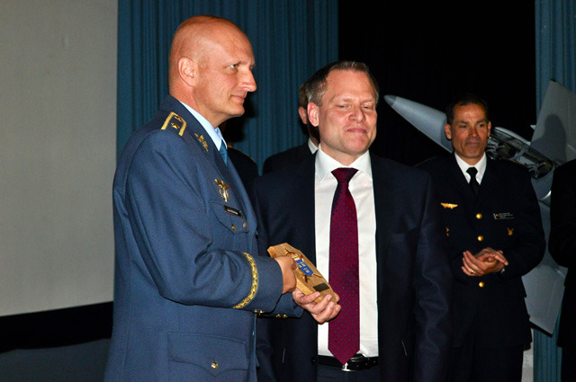 Generál Štefánik převzal plaketu od švédského zástupce MO