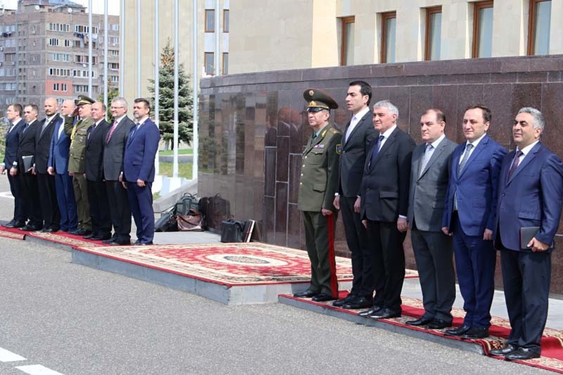 Delegace před ministerstvem obrany v Jerevanu