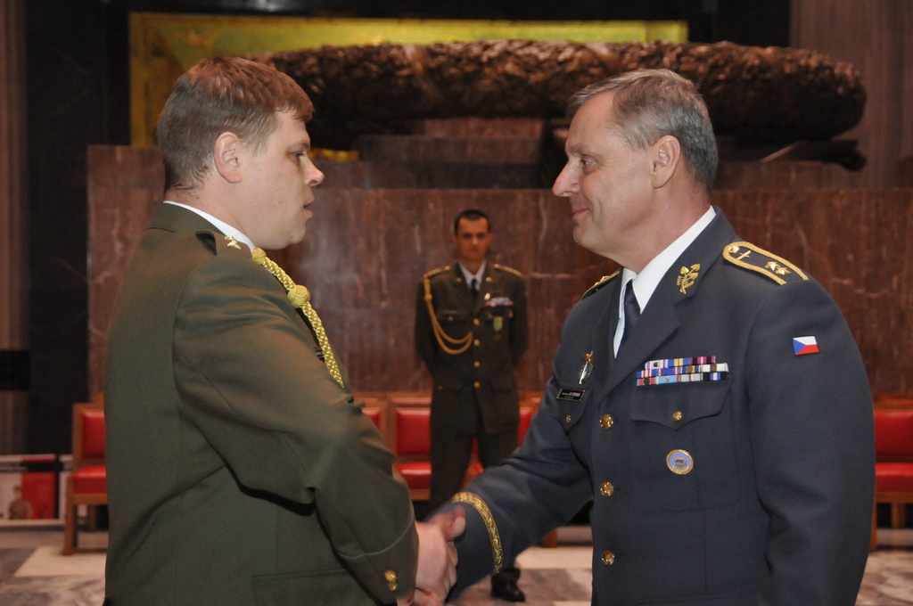 Čestný odznak AČR Za zásluhy III. stupně převzal z rukou generálmajora Jiřího Vernera poručík Jaroslav Bělaška