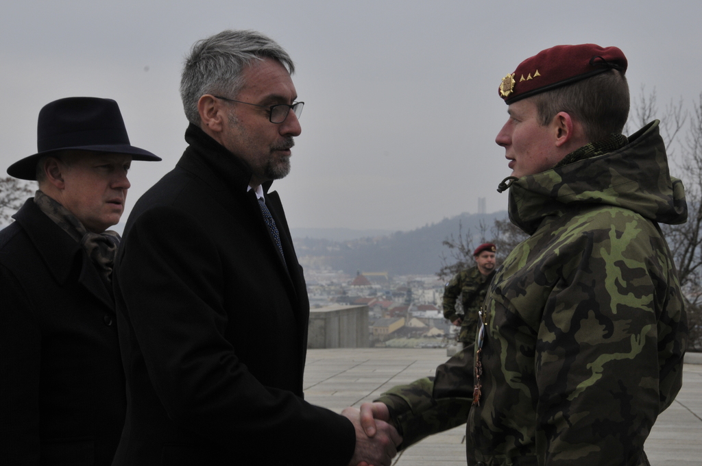 Ministr Lubomír Metnar společně s předsedou senátního Výboru pro zahraniční věci, obranu a bezpečnost Pavlem Fischerem blahopřejí nadporučíku Jindřichu Hochmanovi k udělení Čestného odznaku AČR