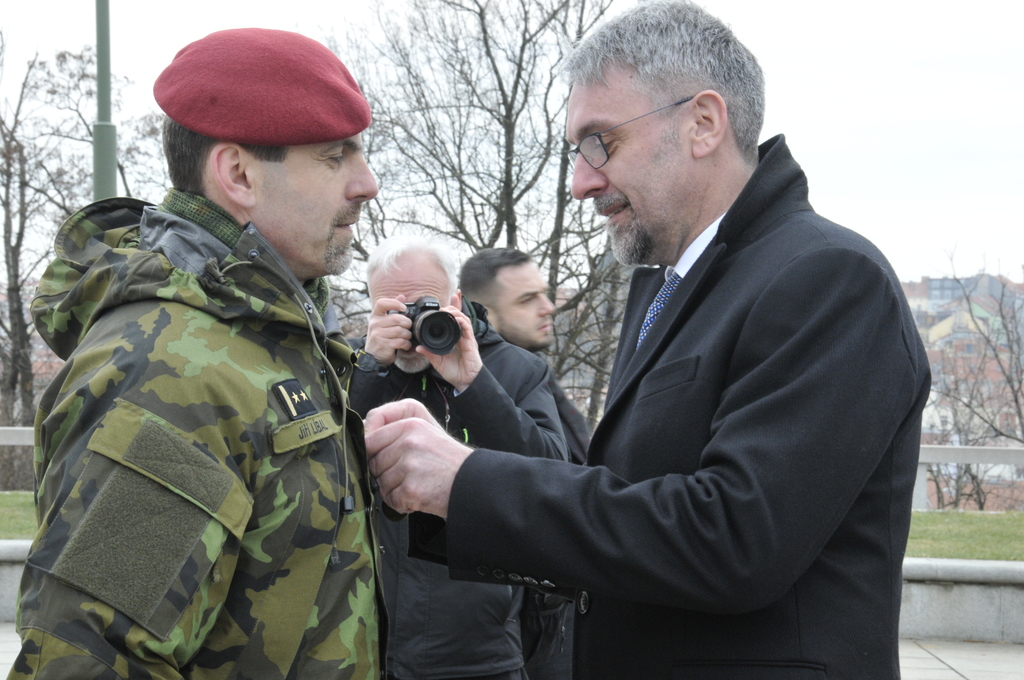 Ministr obrany Lubomír Metnar vyznamenává velitele 1. rotního úkolového uskupení podplukovníka Jiřího Líbala medailí Za službu v zahraničí