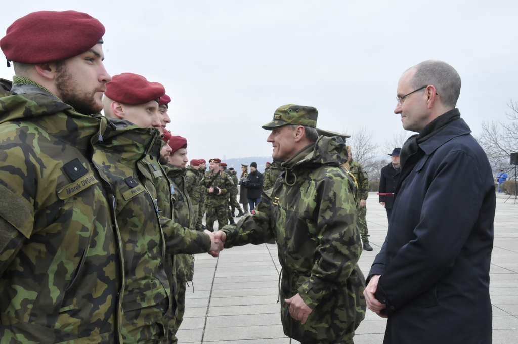 Medaile předával spolu s generálem Vernerem velvyslanec SRN v Praze Christoph Israng